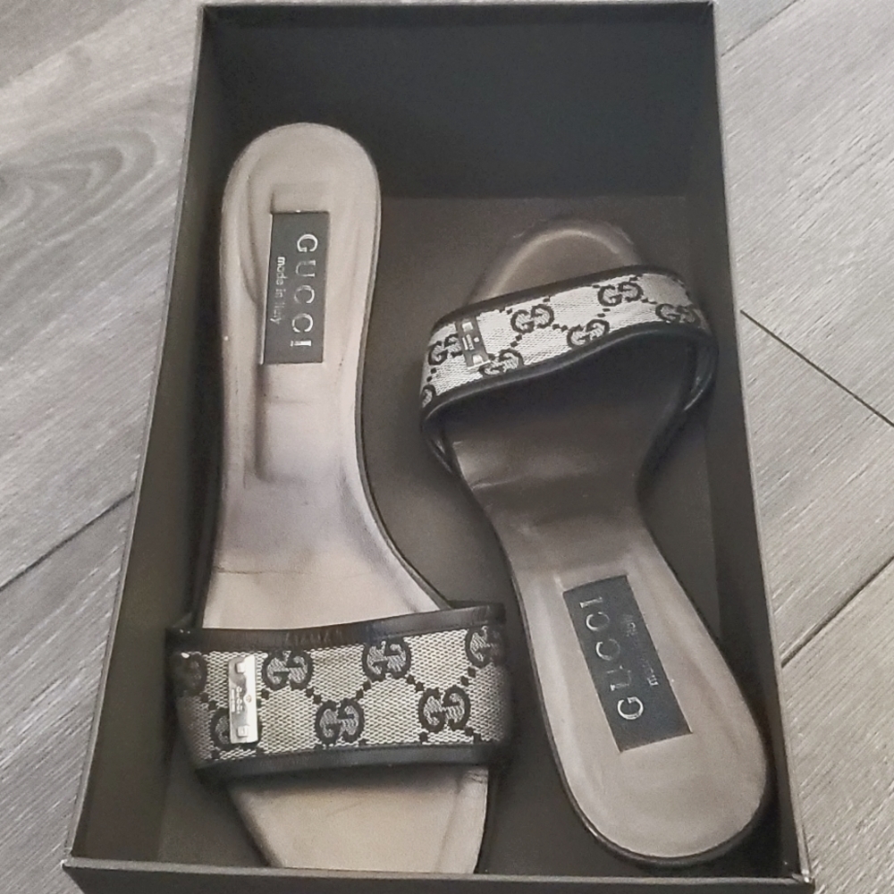 Gucci Sandals Grey w/ Black Leather Size US 9. Good/Fair condition w/box.